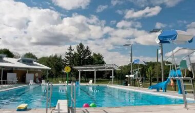 outdoor swimming pools open for the summer in mississauga.