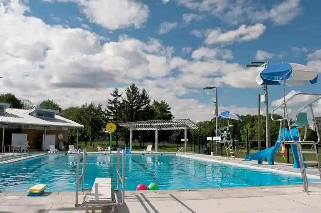 outdoor swimming pools open for the summer in mississauga.