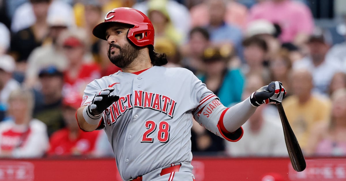 Eugenio Suarez exits Cincinnati Reds’ loss after pitch hits left hand