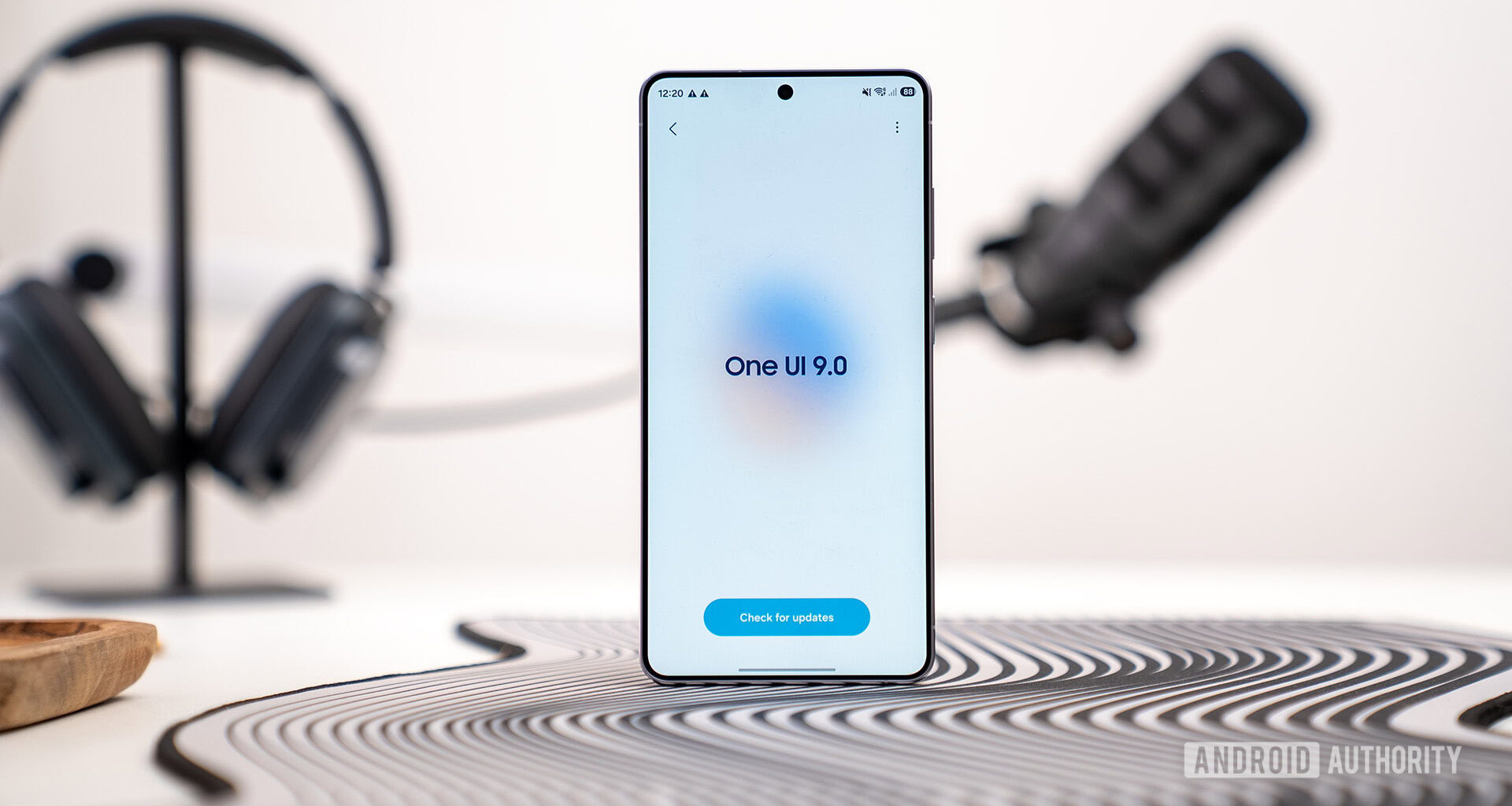 OneUI 9 update screen on S26 Ultra straight on