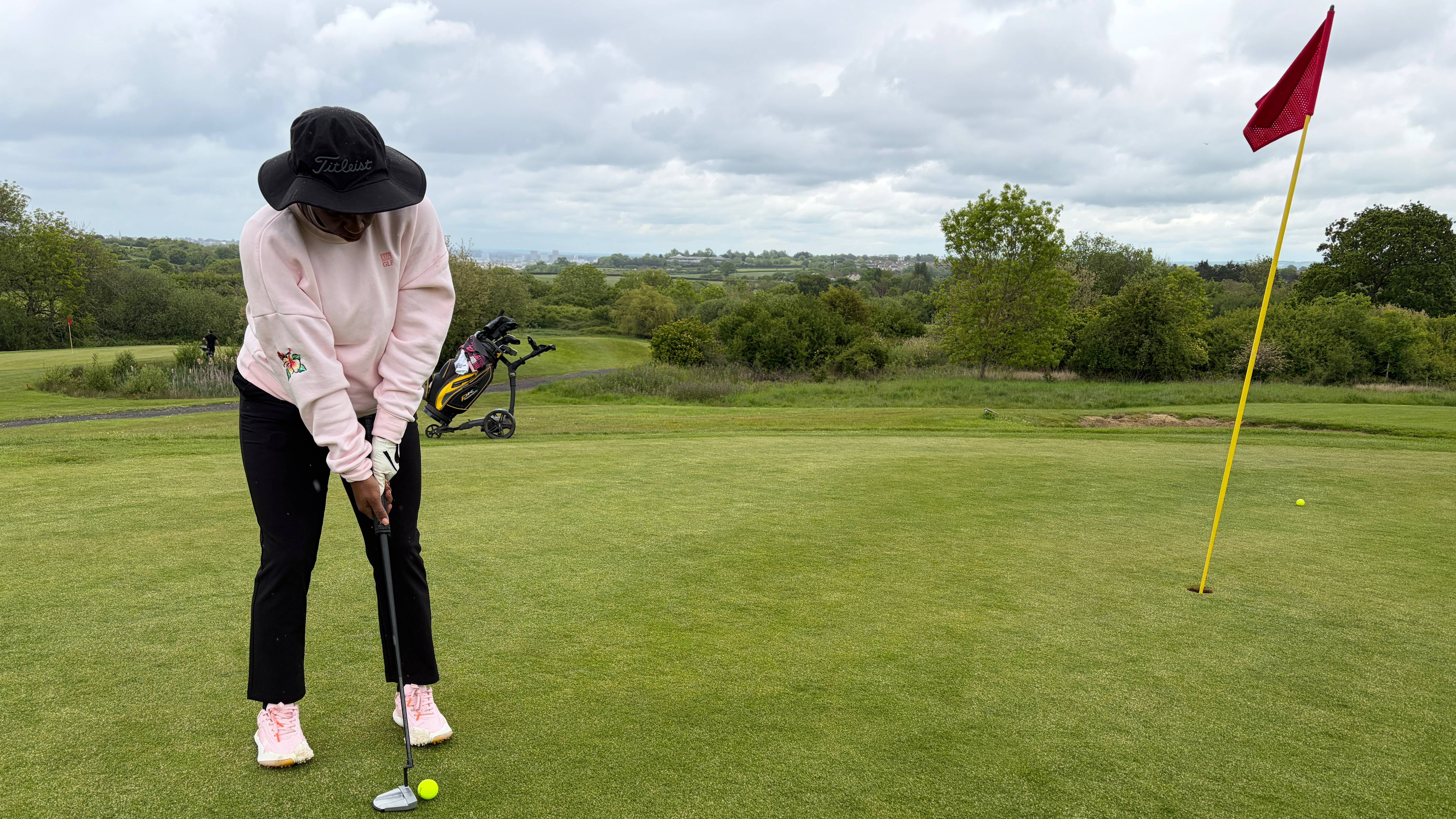 Genelle Aldred putting