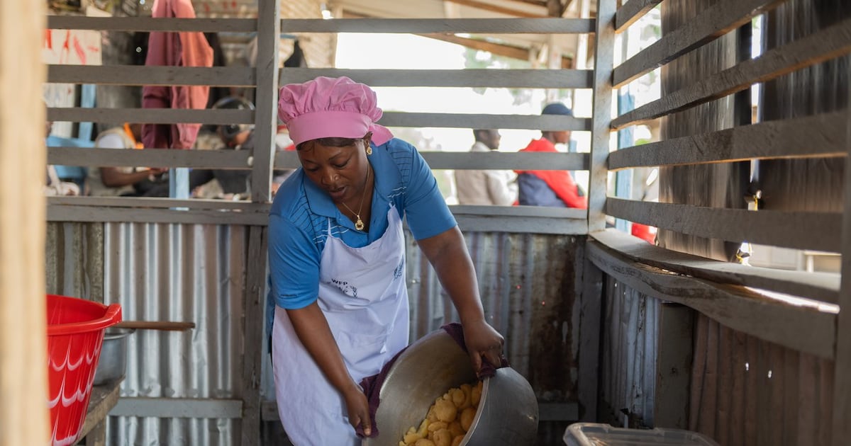 Ebola virus: Congo volunteers cook meals for patients, health care workers