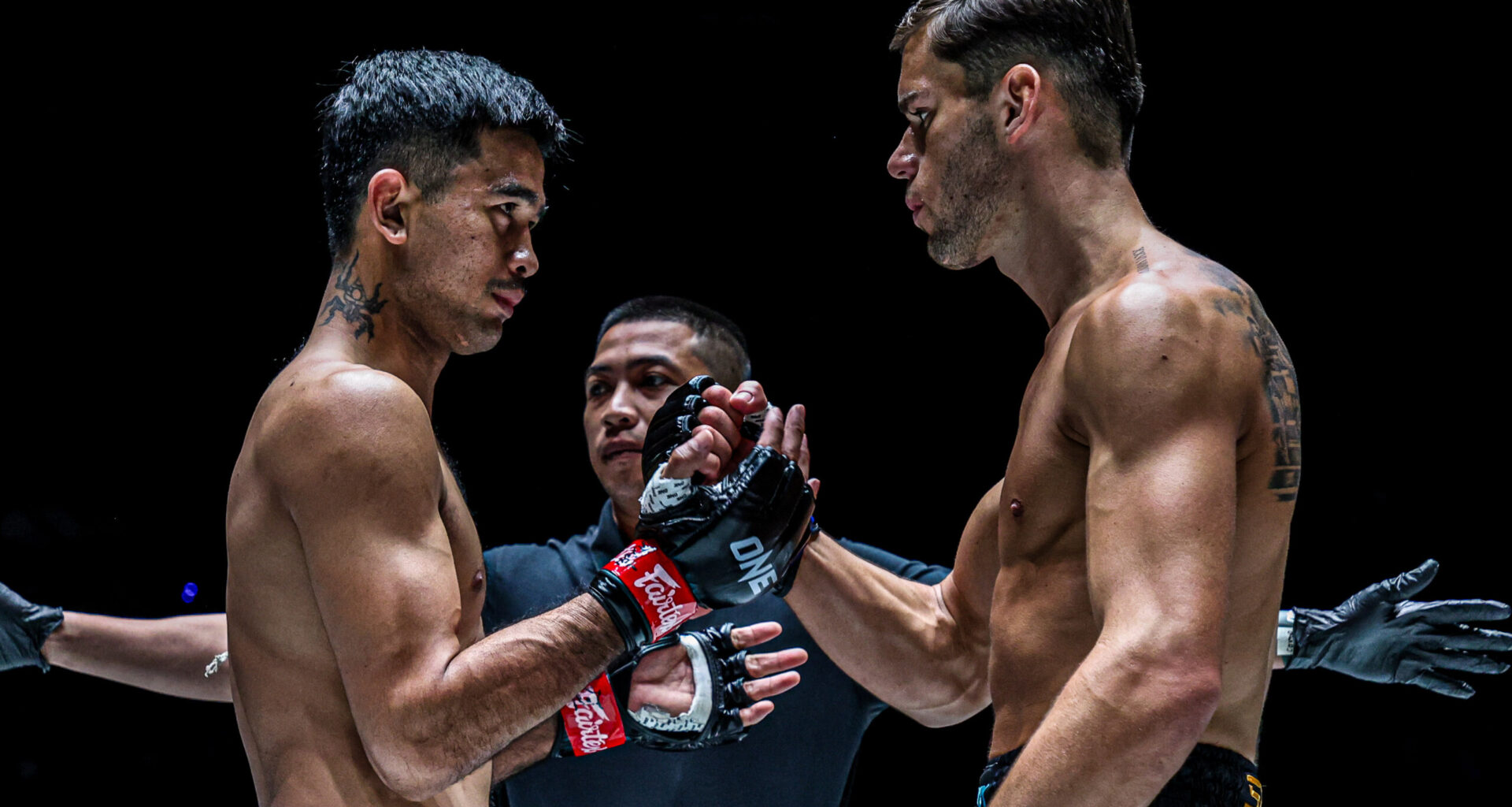 Rungrawee Sitsongpeenong and George Jarvis touch gloves before their clash