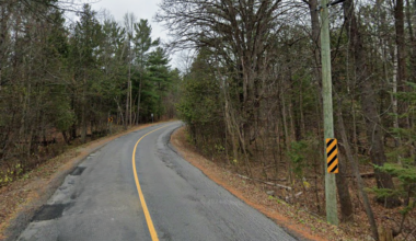 Vehicle strikes tree in Kanata sending teen driver to hospital