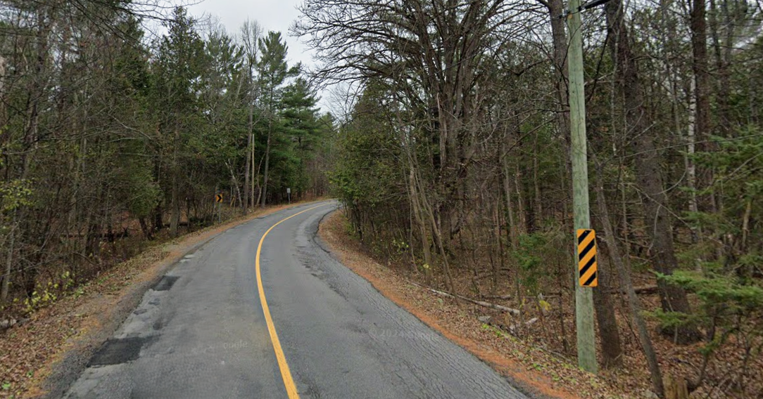 Vehicle strikes tree in Kanata sending teen driver to hospital