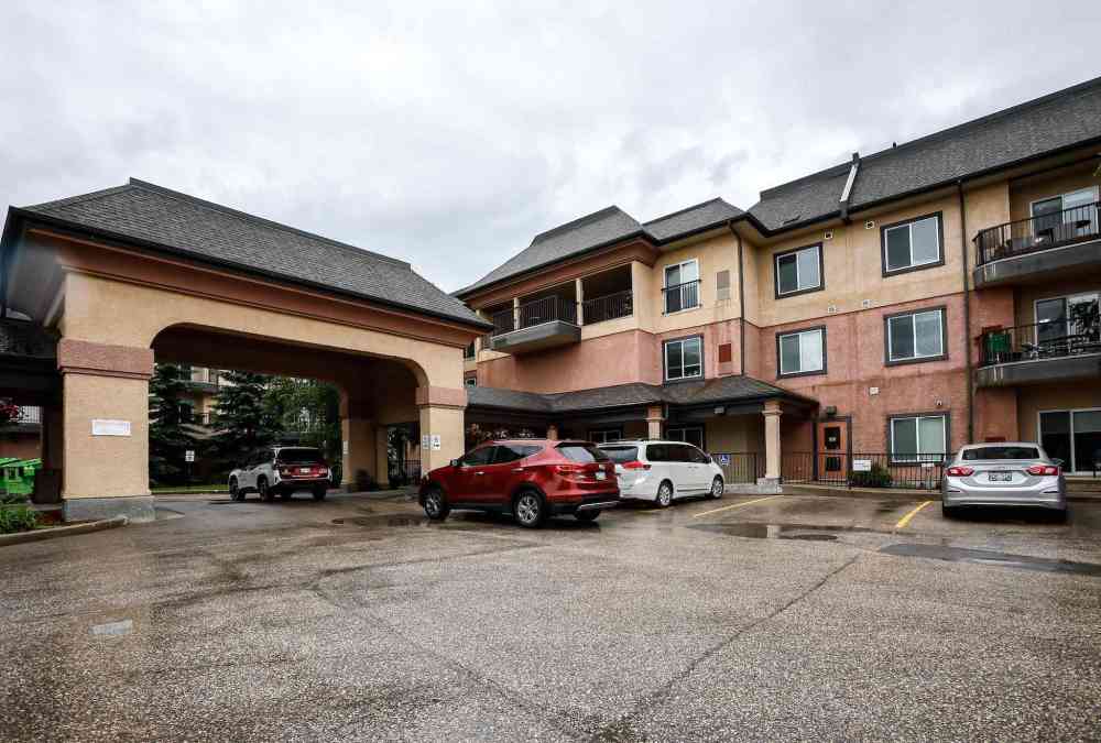 JOHN WOODS / FREE PRESS
Residents of Shaftesbury Park Retirement Residence learned the home was making changes to the home care program after 88 per cent of the facility’s health-care aides were laid off on the same day they received union certification.