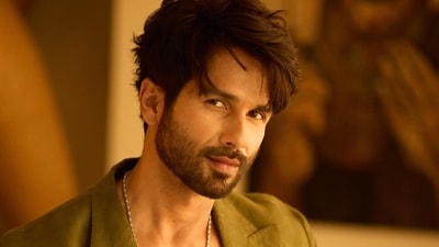 Shahid Kapoor says he doesn't attend script narration alone.