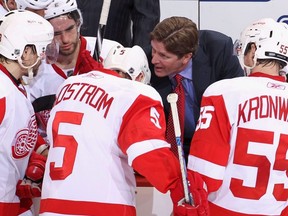 Mike Babcock delivers a message to Red Wings players