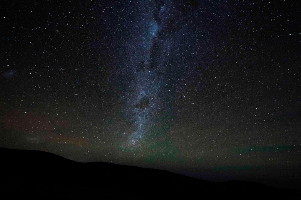 The Milky Way stretches across the night sky above Chile's Atacama Desert (Photo: Esteban Felix/AP) גלקסיית שביל החלב משתרעת על פני שמי הלילה במדבר אטקמה שבצ'ילה