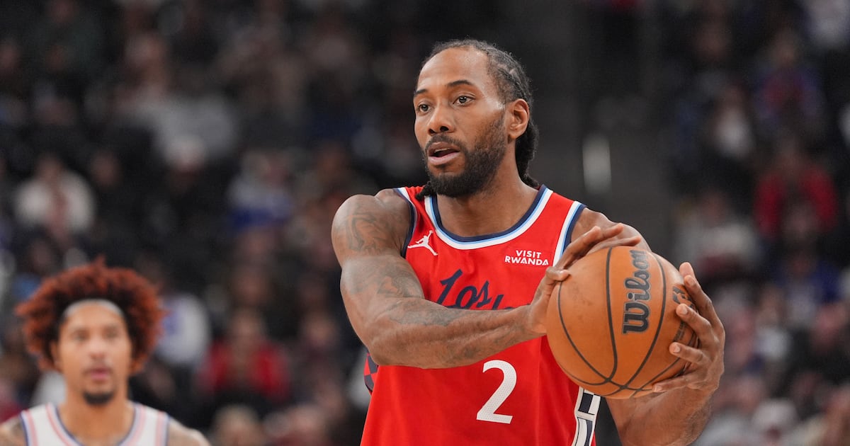 Sources: Clippers, Raptors in trade talks over Kawhi Leonard