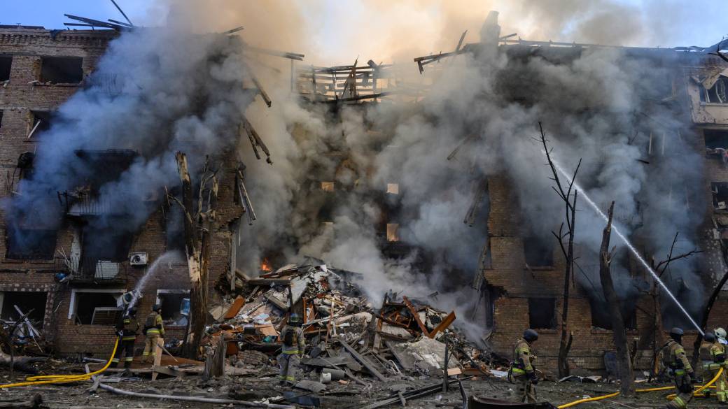 Click to play video: 'Russia launches massive overnight drone attack killing at least 18 in Ukraine'