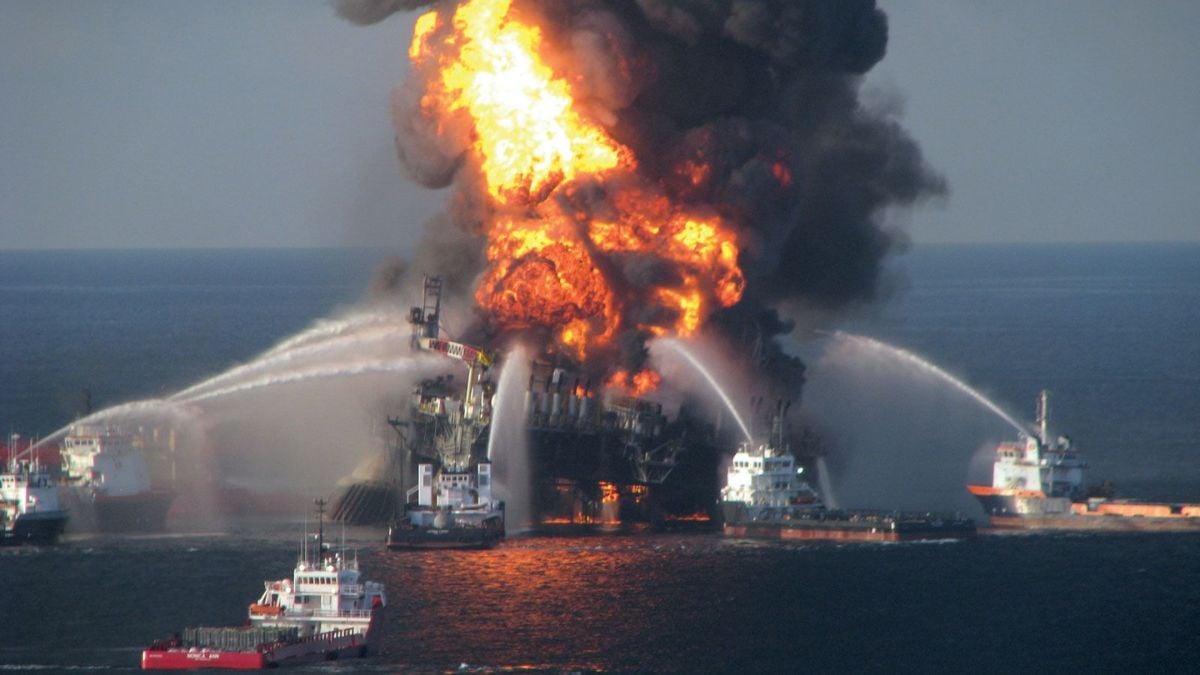Giant Fire Tornadoes Could Help Clean Oil Spills, Scientists Say : ScienceAlert