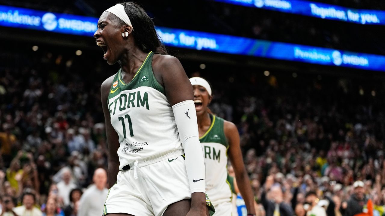 Rookies Fam, Johnson lead Storm to victory over Dream