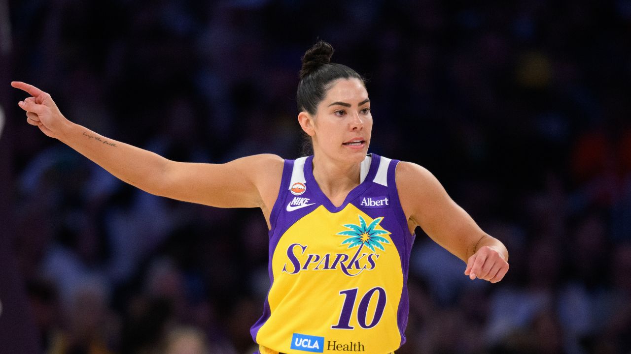 Kelsey Plum scores career-high 43 points in Sparks' OT win over Mercury