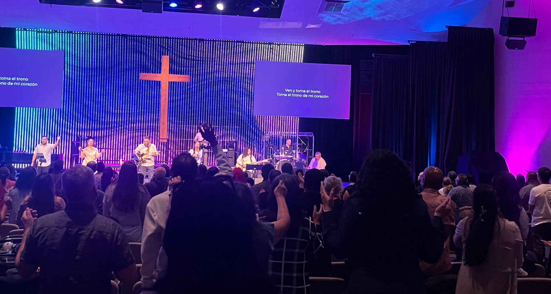 More than 100 people unite at Winnipeg church for Spanish worship event