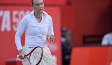 Lucky loser Vekic edges Bouzkova in two tight sets to make Queen's quarters