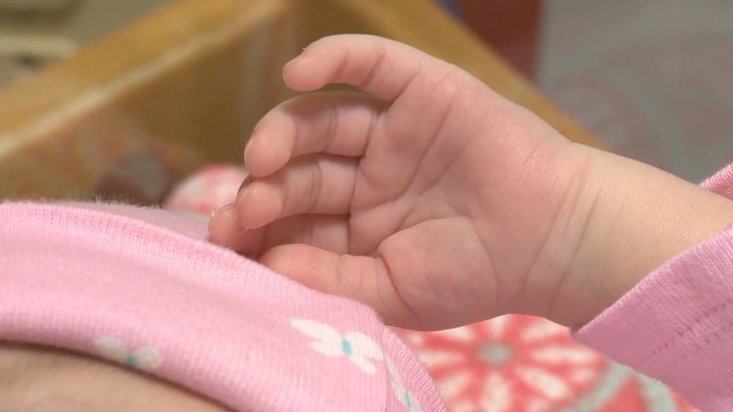 Click to play video: 'Financial concern a key reason Canadians are having fewer kids: poll'