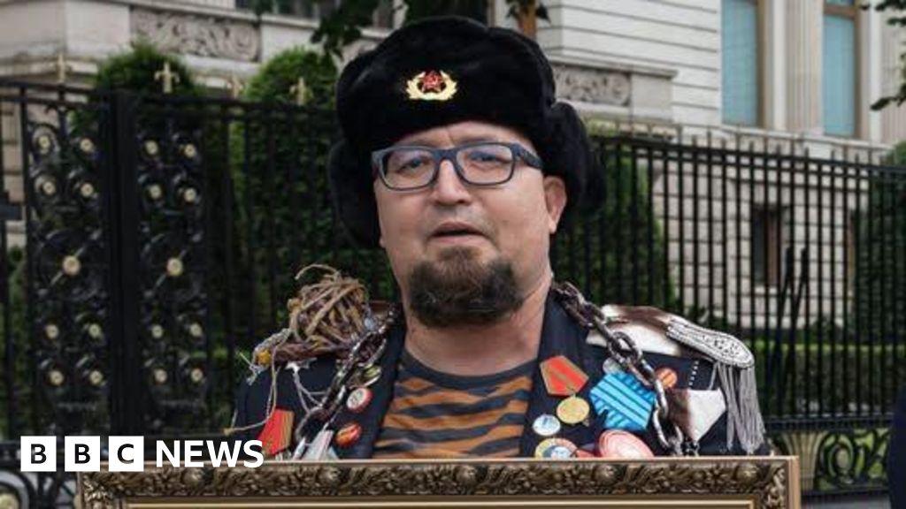 Russian opposition artist Robert Kuzovkov shot dead in exile in Poland - BBC