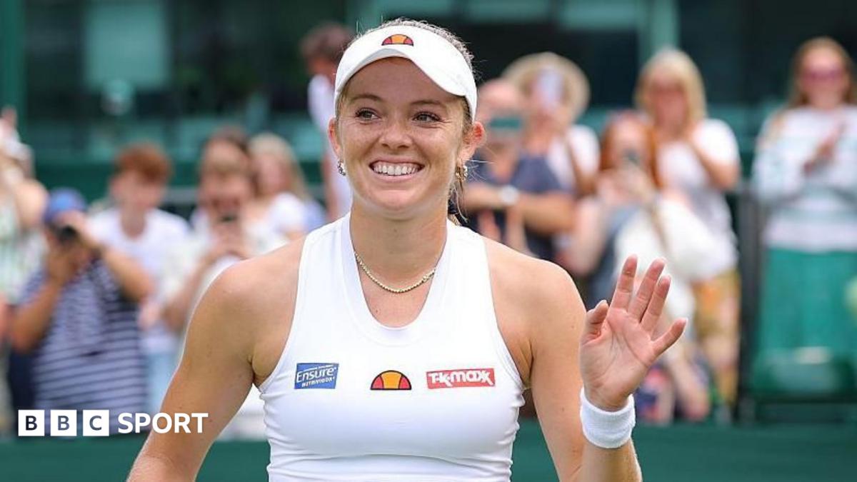 Iga Swiatek with the Wimbledon trophy in 2025