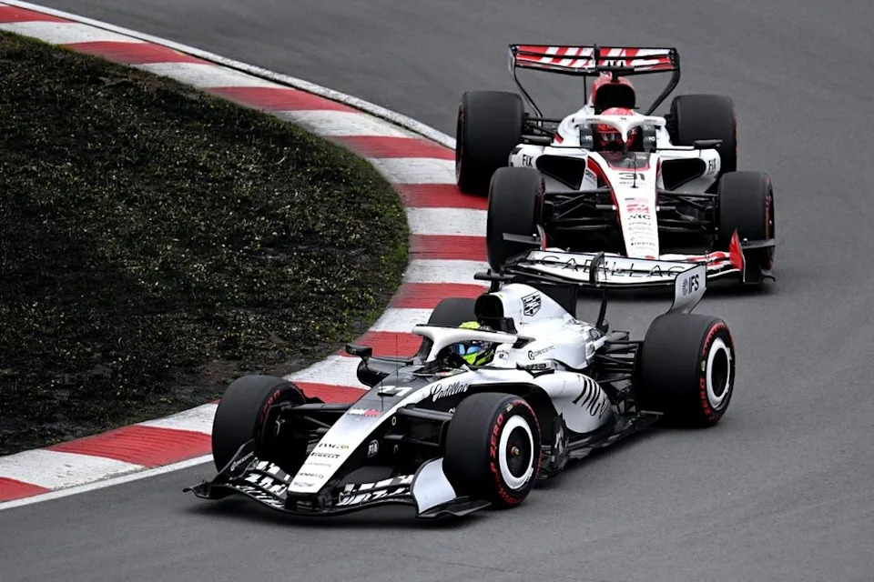 Esteban Ocon, Haas F1 Team, Sergio Perez, Cadillac Racing