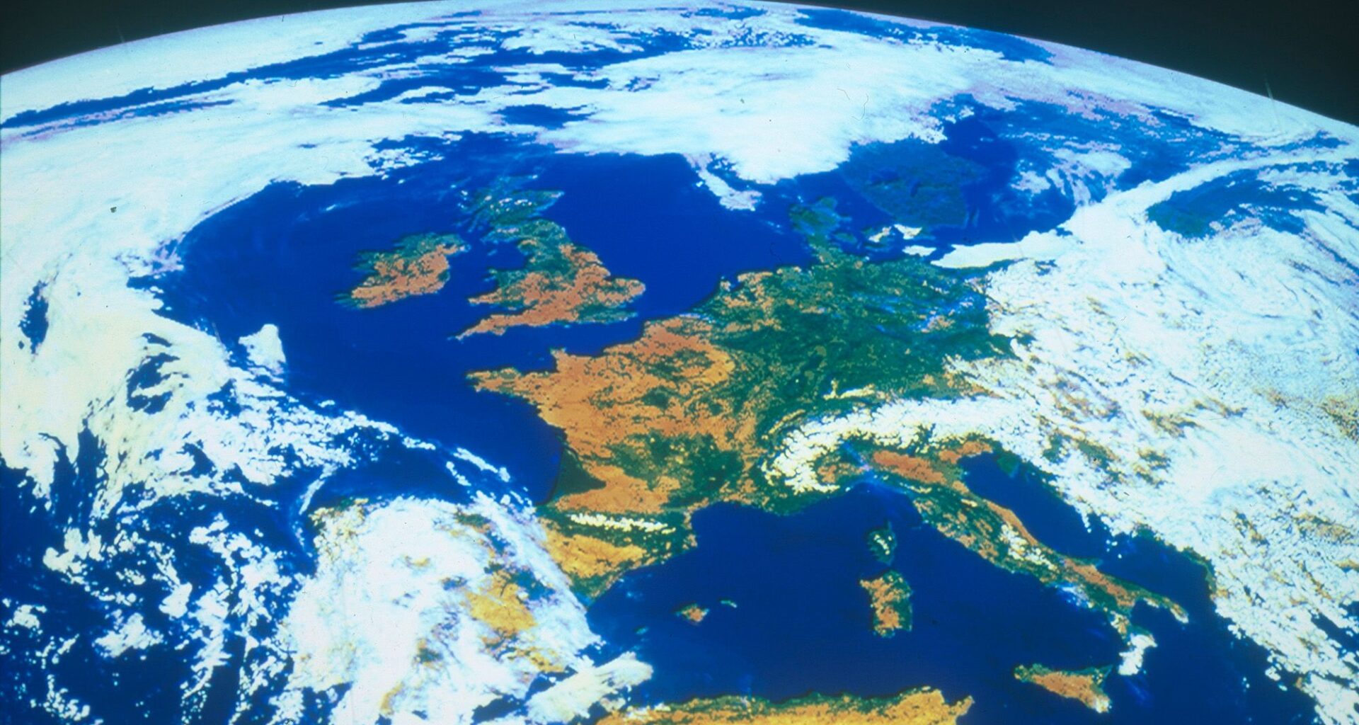 Satellites reveal Earth has a surprising symmetry in the way it reflects light — and it might be tied to the El Niño cycle