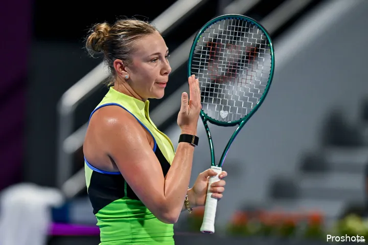 Amanda Anisimova blows fingers.
