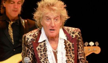 Rod Stewart Requires Oxygen Tank After Nearly Fainting Onstage