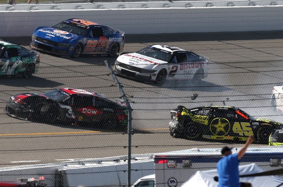 Points leader Tyler Reddick crashes out in wild restart pileup at Michigan