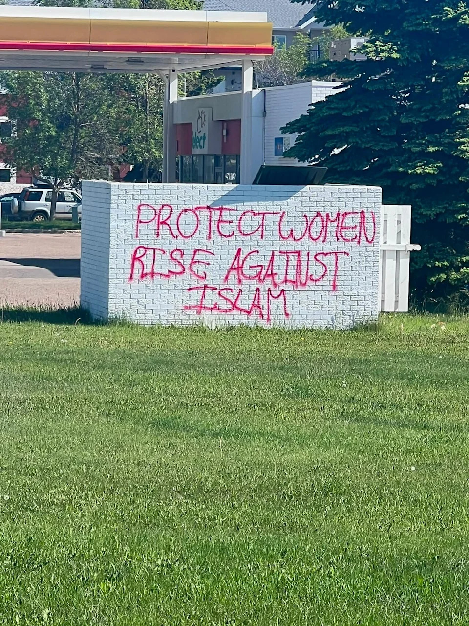 The Edmonton Police Service is investigating after Islamophobic graffiti was scrawled near a daycare for Muslim children on the city’s north side. The matter became public after the National Council of Canadian Muslims (NCCM) posted a screenshot of the graffiti online on Monday.