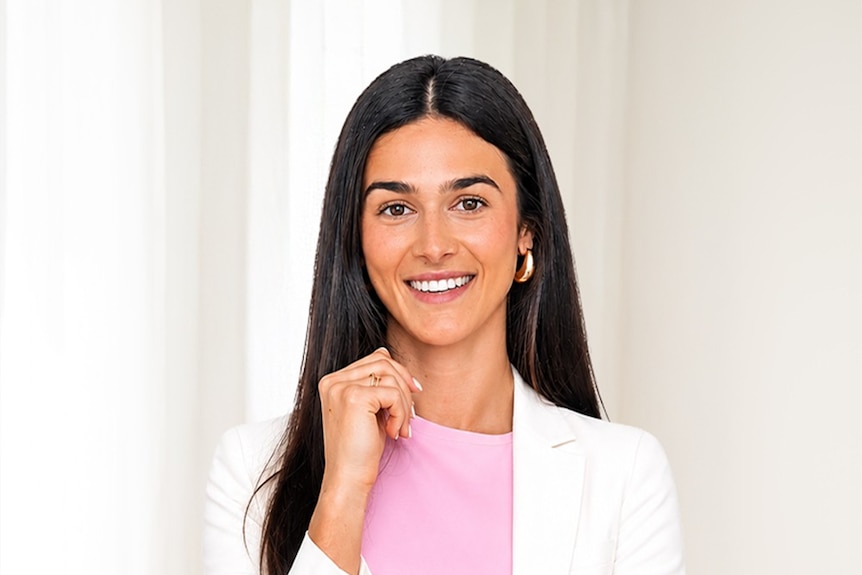 Real estate agent Rebecca Cuderman smiling for a headshot photo.