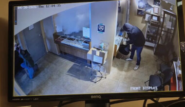 Winnipeg police looking for help identifying suspects in gold store robbery
