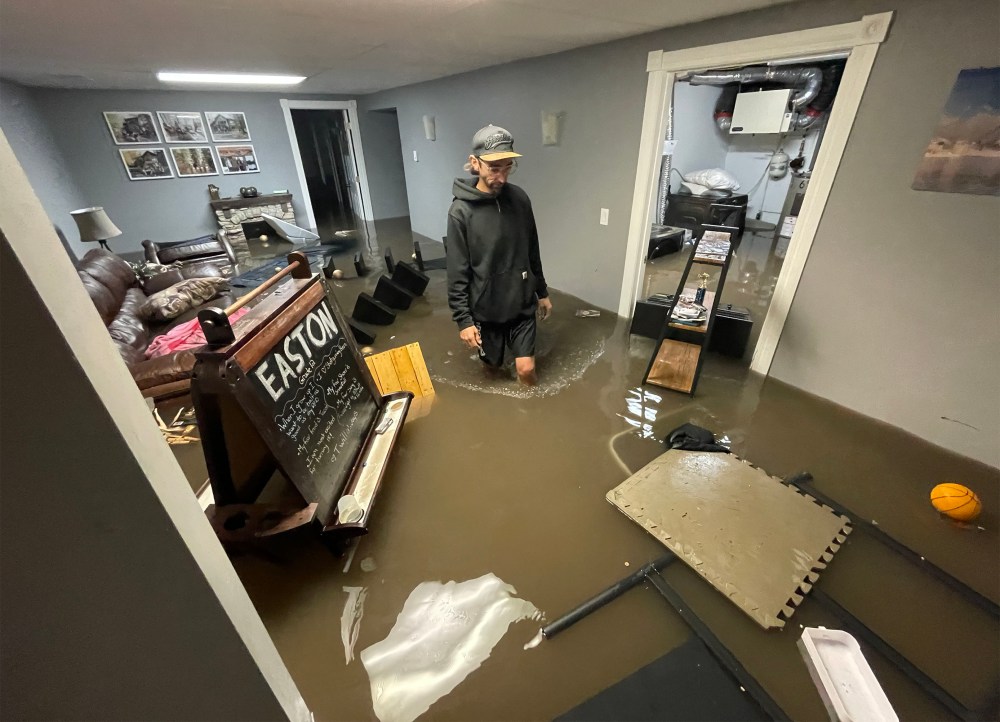 RUTH BONNEVILLE / FREE PRESS
Blair Mollberg, a homeowner in Balmoral, wades through basement sewer water Wednesday.