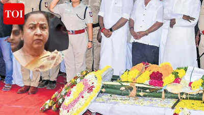 What happened at Bharathiraja’s funeral? Raadhika intervened to prevent the family rift from escalating
