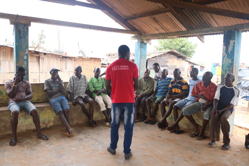 A training meeting between Seidu and local fishers.