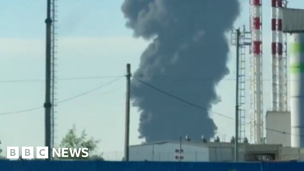 Scores of Ukrainian drones target St Petersburg in attack Russia calls 'unprecedented' - BBC