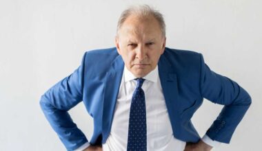Chef/Boss, mit Kravatte und Anzug, der grimmig dreinschaut