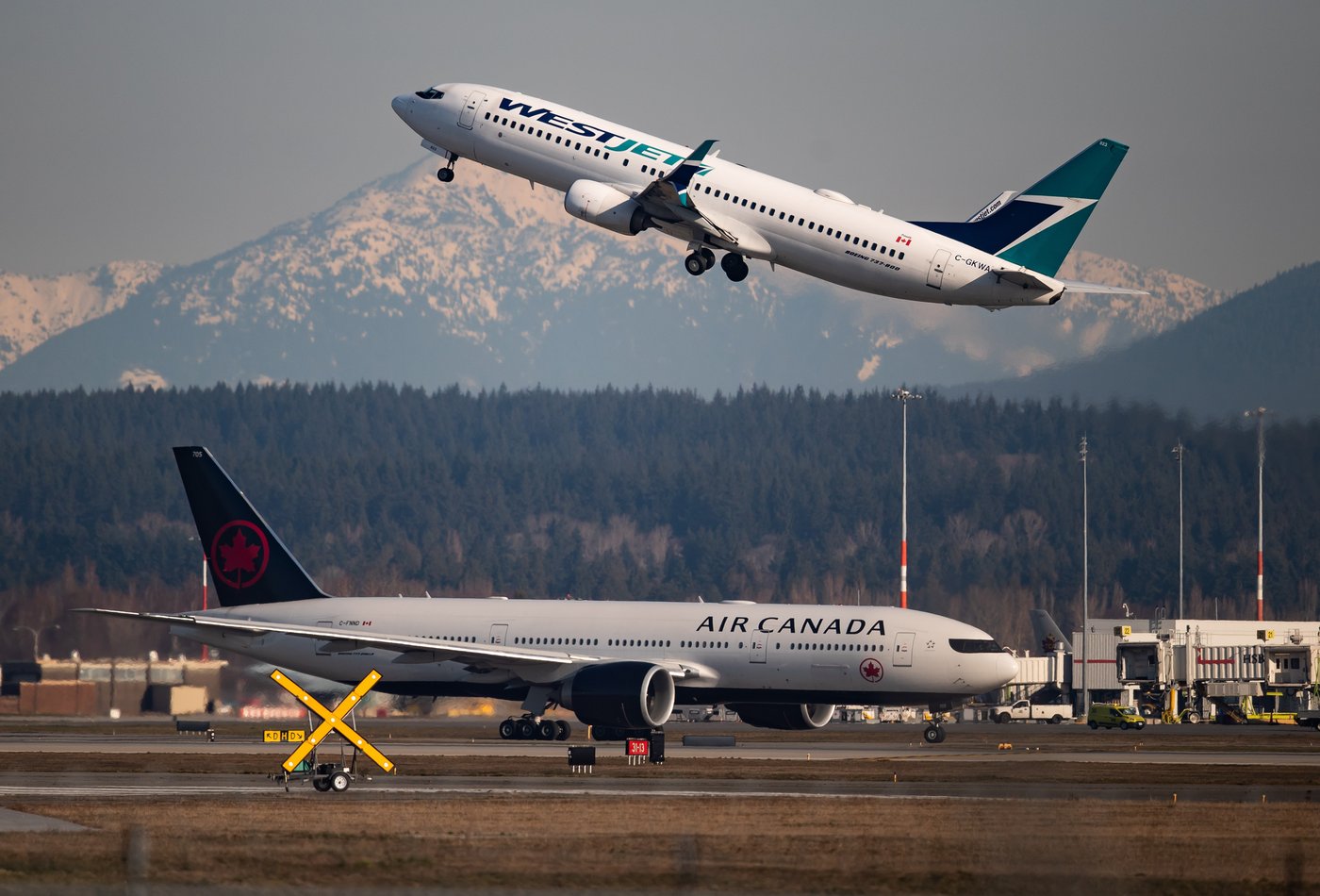 Ottawa offers millions in loans to airlines struggling with high jet fuel costs