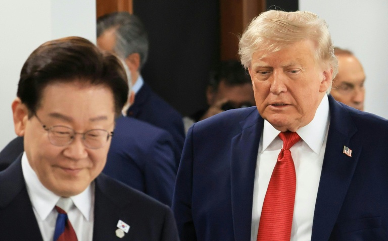 South Korean leader books golf with Trump after 'pinky promise'