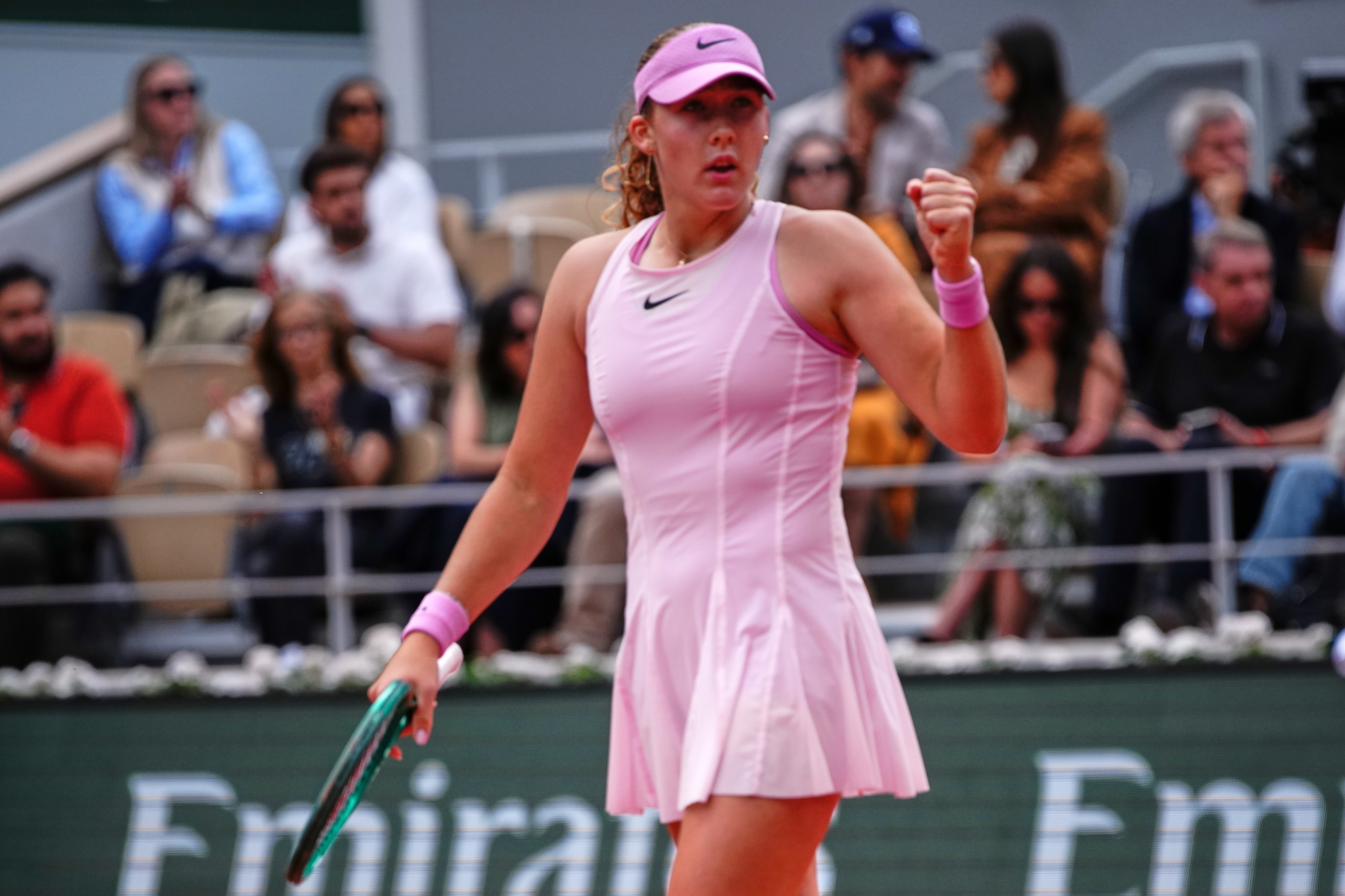 Andreeva powered to the first set in 33 minutes