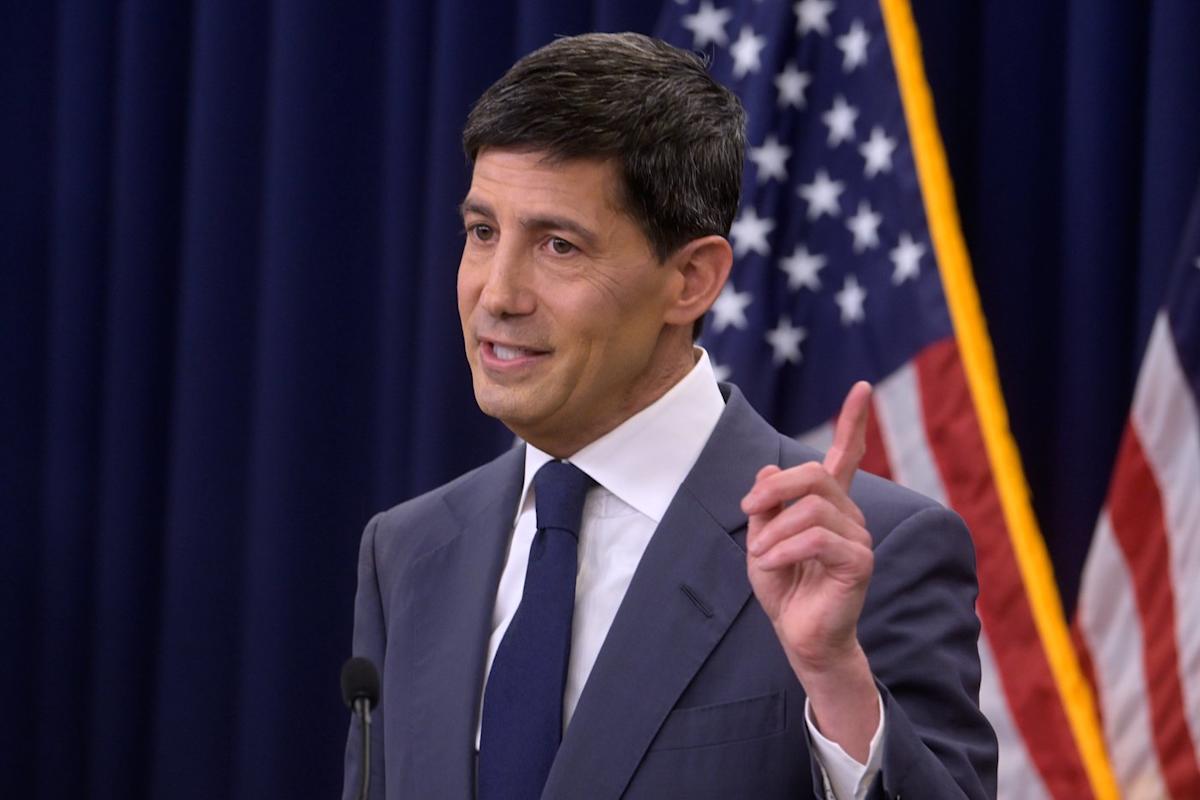Federal Reserve policymakers show support for rate hikes as Warsh reins in guidance