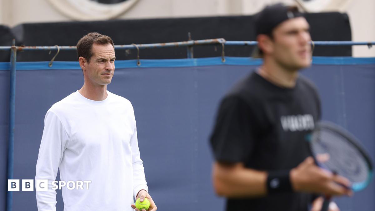 Andy Murray watches Jack Draper practise at Wimbledon