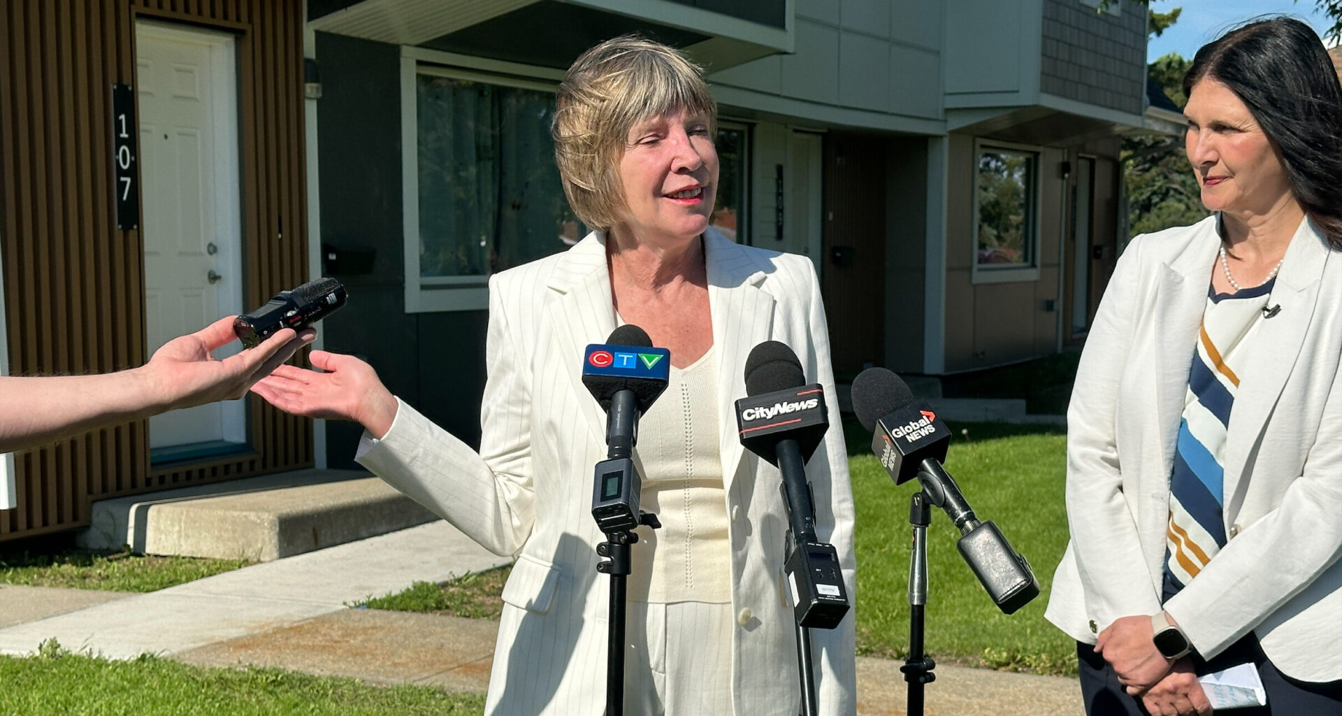 Nearly 900 Edmonton social housing units renovated in 3 years