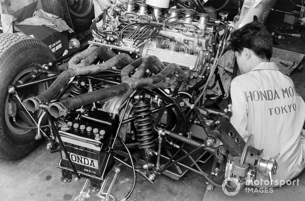 The advanced 1964 Honda 
RA271 was a pull-rod pioneer (this is Ronnie Bucknam’s car receiving attention at the Italian GP)