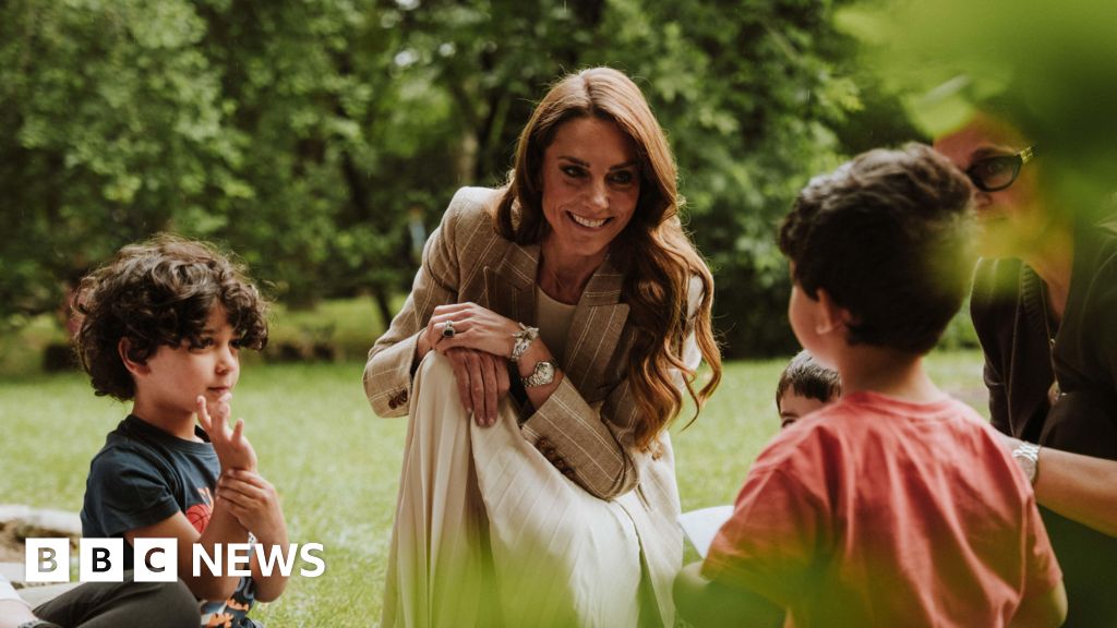 Kate writes essay on her Italy tour, as new pictures released - BBC