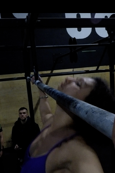 Elina lifting her chin above the pull up bar