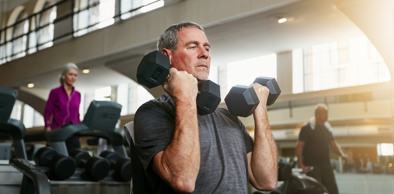 People who lift weights live longer – new study