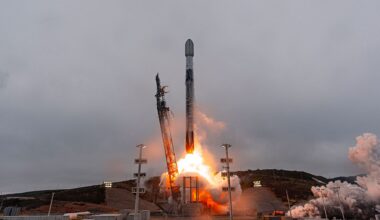SpaceX sends 24 Starlink satellites to orbit on 1st launch as a public company (video)