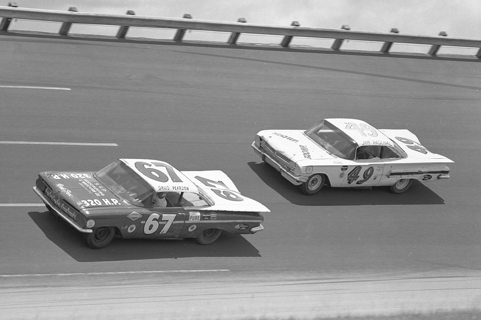 David Pearson (No. 67) leads Jim Pascahl (No. 49)