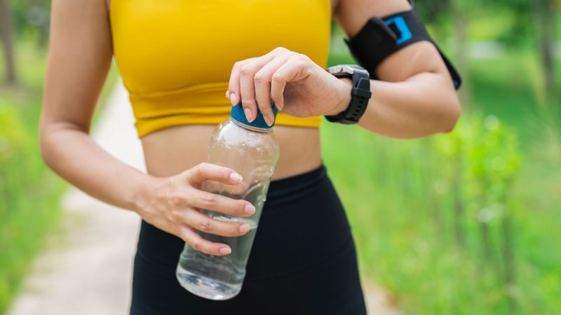 US heat wave doesn’t have to derail summer fun or fitness. Here are hydration tips, what to eat and when to exercise
