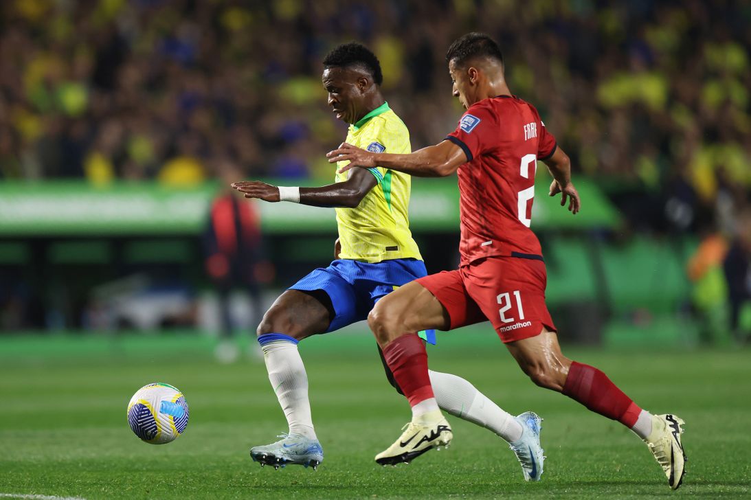 Vinicius Jr. of Brazil and Alan Franco of Ecuador battle for the ball during the South American FIFA World Cup 2026 Qualifier match between Brazil and Ecuador at Couto Pereira Stadium on September 6, 2024.